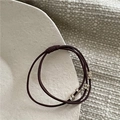 Détail d'un élastique à cheveux triple marron foncé avec anneaux dorés et strass brillants - Café Foncé (Strass Tonneau)