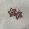 Primer plano de dos horquillas para el pelo en forma de estrella marrón rojizo mate - Marrón