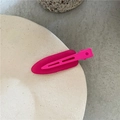 Dettaglio del fermaglio per capelli rosa con finitura opaca su un piatto in ceramica - Rosso Rosa (Color Gelatina)