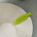 Dettaglio di un fermaglio per capelli verde neon opaco con un design traforato moderno - Verde Chiaro (Color Gelatina)