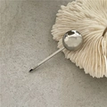 Détail d'une pince à cheveux minimaliste argentée avec une boule métallique polie sur clip - Style Perle Unique (B2.2 一个圆形)