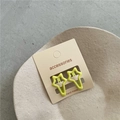 Dettaglio di fermagli per capelli a stella verde neon su cartoncino e piatto in ceramica - Giallo Chiaro (Coppia di Stelle)