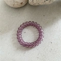 Gros plan d'un élastique spirale violet effet gelée avec une finition brillante et lisse - Violet