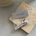 Details einer silbernen gewellten Haarspange mit rosa Schmuckstein auf grauer Karte - Silber Herz Welle (Entenschnabelklemme) / Silber