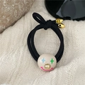 Dettaglio dell'elastico nero con perla smiley clown e chiusura a goccia dorata - Bianco Sporco