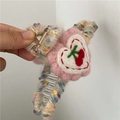 Dettaglio della pinza per capelli in feltro di lana con motivo a cuore e fiore di peluche - Molletta a Cuore Rosa / Cuore Ciliegia Rosa (B2.3)