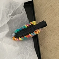 Dettaglio della trama in filato arcobaleno su una clip per capelli a goccia nera - Nero