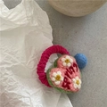 Dettaglio dell'elastico per capelli a cuore in feltro rosa e verde con ricamo e pompon - Cuore Verde (Pon Pon Blu)