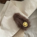 Detailaufnahme der braunen Plüsch-Haarklammer mit goldenem Metallemblem - Kaffee (Gold-Label) Plüsch Entenschnabel-Clip