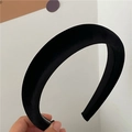 Primer plano de una diadema gruesa de terciopelo negro para un peinado de estilo elevado - Negro