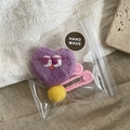 Gros plan sur pince à cheveux cœur en feutre violet avec broderie et détail boule jaune - Pinces à Cheveux Paire de Cœurs Violets