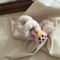 Detalle de la pinza de lana de cordero con conejito de ganchillo rosa y flor amarilla - Conejo (Pinza Blanca)