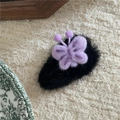 Dettaglio del fermaglio per capelli a farfalla in peluche viola con base di velluto - Farfalla Viola Stile Peluche Nero