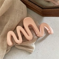Détail d'une pince à cheveux mate rose pastel avec motif de vagues sur miroir boisé - Rose