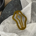 Dettaglio del fermaglio per capelli floccato giallo senape con forma ondulata - Giallo zenzero
