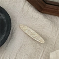 Dettaglio della molletta in acetato marmorizzato con scritta France Handmade - Clip Becco d'Anatra Foglia / Beige