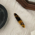 Dettaglio della molletta leopardata in acetato con scritta France Handmade su tessuto - Clip Becco d'Anatra Foglia / Tartarugato Scuro