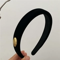 Dettaglio del cerchietto in velluto nero con targhetta in metallo dorato fatta a mano - Velluto Nero (Etichetta Oro)