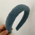 Detalle de una diadema acolchada de felpa gris marino con textura suave de borreguito - Azul