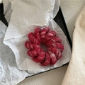 Gros plan sur l'élastique à cheveux en peluche rayé rouge et blanc dans un coffret - Rouge avec Rayures Blanches