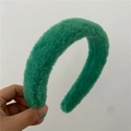 Primer plano detallado de la textura de felpa verde esmeralda en una diadema gruesa - Verde