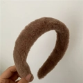 Vue détaillée du bandeau en peluche marron chameau montrant une texture douce d'hiver - Café Foncé