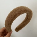 Detalle de diadema de felpa marrón suave con textura de forro polar para invierno - Café Claro