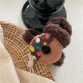 Détail d'une pince à cheveux en peluche marron avec motif donut en feutrine - Style de Biscuit Creux(B4.2) / Style Court