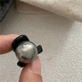 Dettaglio di una piccola clip per capelli nera con una decorazione a sfera in metallo - Stile Perla Grigia