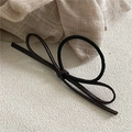 Dettaglio di un elastico per capelli in pelle PU marrone con fiocco e fascia nera - Elastico con Fiocco / caffè