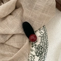 Dettaglio molletta capelli ovale nera floccata con una perla rosso scuro lucida decorativa - Piccolo Stile Ovale / Nero (Decoro Sfera Rossa)