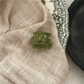 Detalle de la mini pinza para el cabello de oso verde oliva con pedrería de corazón - Mini Pinza de Oso / Verde