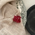Détail d'une mini pince à cheveux rouge avec motif de double bonheur chinois - Mini Pince Ours / Rouge