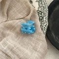 Détail d'une pince à cheveux petit ours bleu avec découpe cœur sur assiette rétro - Mini Pince Ours / Bleu