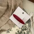 Détail d'une barrette à cheveux en acétate rouge foncé avec lettrage doré sur carte - Rouge