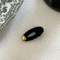 Detail einer ovalen schwarzen Samthaarspange mit goldener Legierungskugel im Vintage-Stil - Schwarz Goldene Bohne