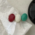 Detalle de pasador de pelo con cuentas ovaladas en rojo oscuro, crema y verde vintage - Combo Rojo Vino