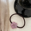Vista dettagliata di un elastico per capelli con fiore di acetato viola e corda elastica - Elastico Fiore a Cinque Petali / Viola