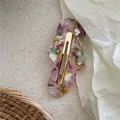 Detailansicht der farbenfrohen Wellen-Haarklammer aus Acetat mit goldenem Metallclip - Bunt