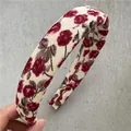 Détail du serre-tête en tissu floral vintage avec un matériau textile crème rembourré - Blanc (Grandes Fleurs)