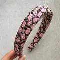 Vue détaillée du serre-tête floral rembourré avec tissu marron foncé et motifs de fleurs roses - Café (Imprimé)