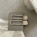 Détail de barrettes à cheveux évidées dorées mates aux bords ondulés en métal - Rectangle Creux Mat (Paire)