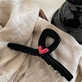Elegante pinza per capelli in velluto nero con ornamento a cuore rosso lucido per l'inverno - Grande Pinza a Croce Nera Cuore Rosso (J7.1)