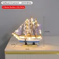 Εξαιρετικό λευκό ξύλινο μοντέλο ιστιοφόρου 16cm με ζεστή διακόσμηση με φώτα LED σπιτιού - 7124g-162064