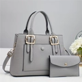 Dettaglio borsa tote in pelle grigia con pochette coordinata e fibbie in metallo oro - Borsa e Pochette / Grigio