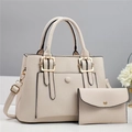 Dettaglio della borsa tote bianco crema con pochette e finitura in pelle martellata - Borsa e Pochette / Bianco Sporco
