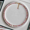 Halskette mit rosa Perlen, einer zentralen Süßwasserperle und goldenen filigranen Trennern - Rosa Naturstein Halskette