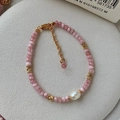 Perlenarmband aus rosa Erdbeerquarz mit weißer Perle und goldenem Karabinerverschluss - Rosa Naturstein Armband