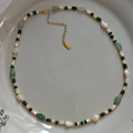 Collana di pietre naturali colorate con perle d'acqua dolce e chiusura in metallo - Collana / Verde Bianco Oro