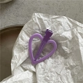 Gros plan d'une pince à cheveux mate en forme de cœur lavande sur un papier texturé - Violet